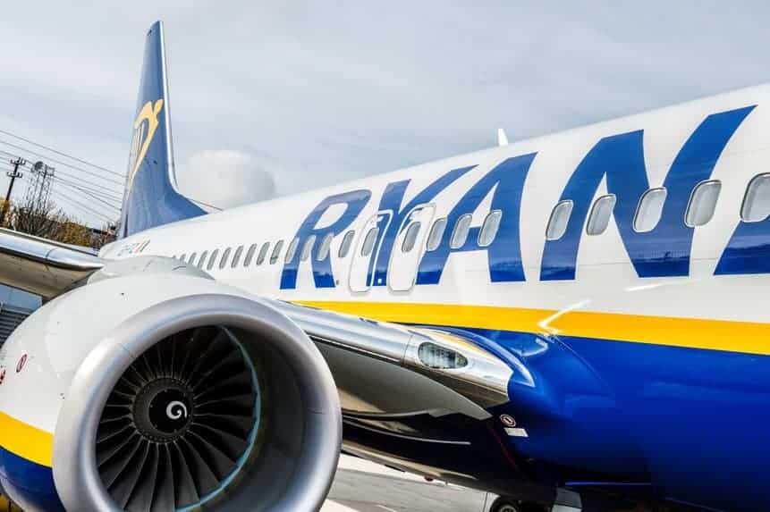 Ryanair Boeing 737 Pilotos debocha passageiro assento janelas