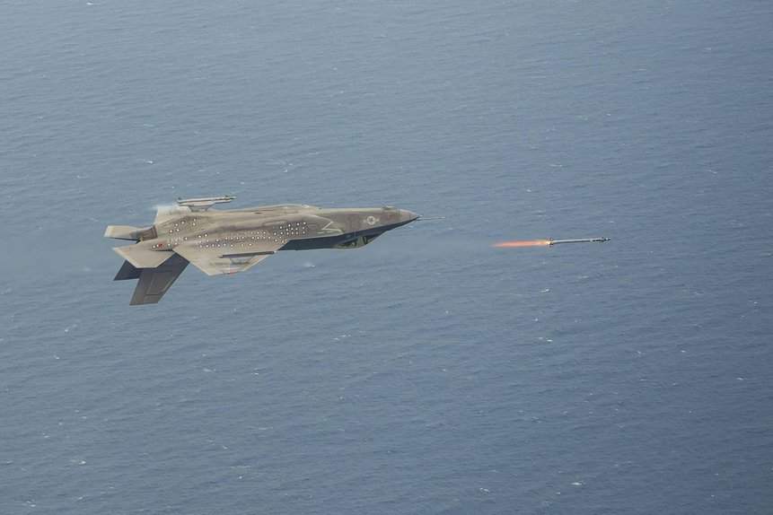 Um caça F-35C disparando um míssil AIM-9X invertido. Foto: Dane Wiedmann/Lockheed Martin.