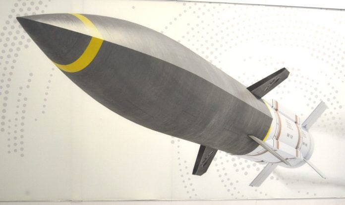Arte do míssil hipersônico HAWC, em desenvolvimento pelos EUA.