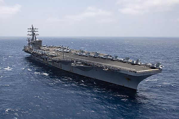 O porta-aviões USS Dwight D. Eisenhower (CVN 69). Embarcação nuclear vai reforçar presença dos EUA no Oriente Médio. Foto: Military News