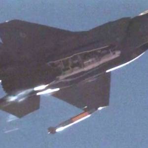 Caça stealth F-35 lançando uma versão de ensaios da bomba nuclear tática B61-12.