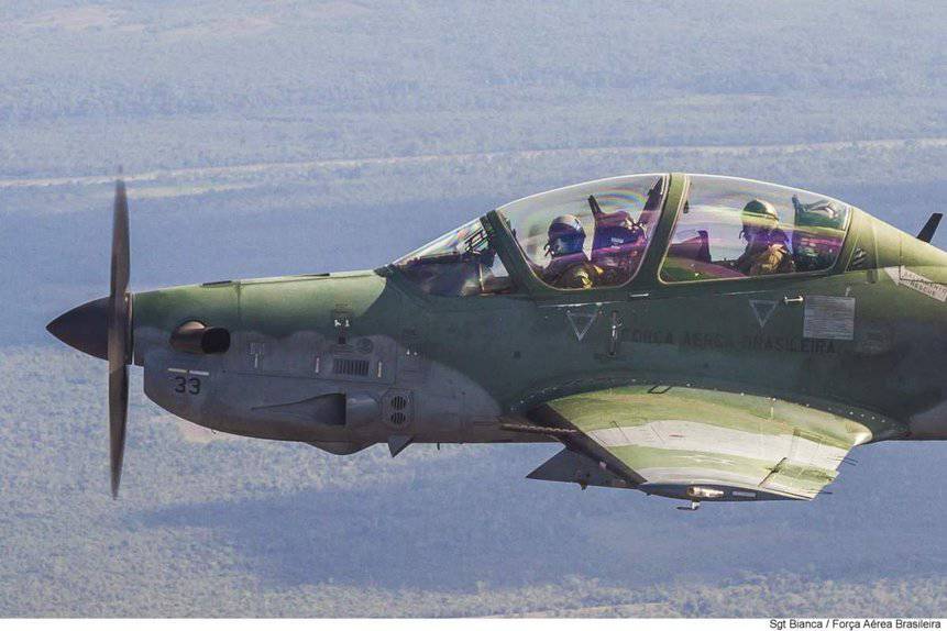 Interceptación de la FAB de la Fuerza Aérea Brasileña del A-29 Super Tucano