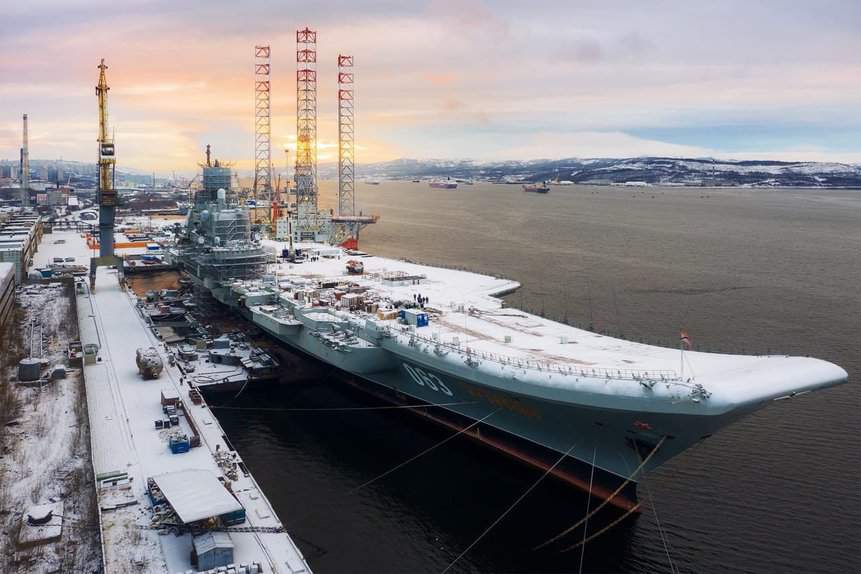 Almirante Kuzntesov, único porta-aviões russo em serviço, está passando por reparos. Via Naval News.