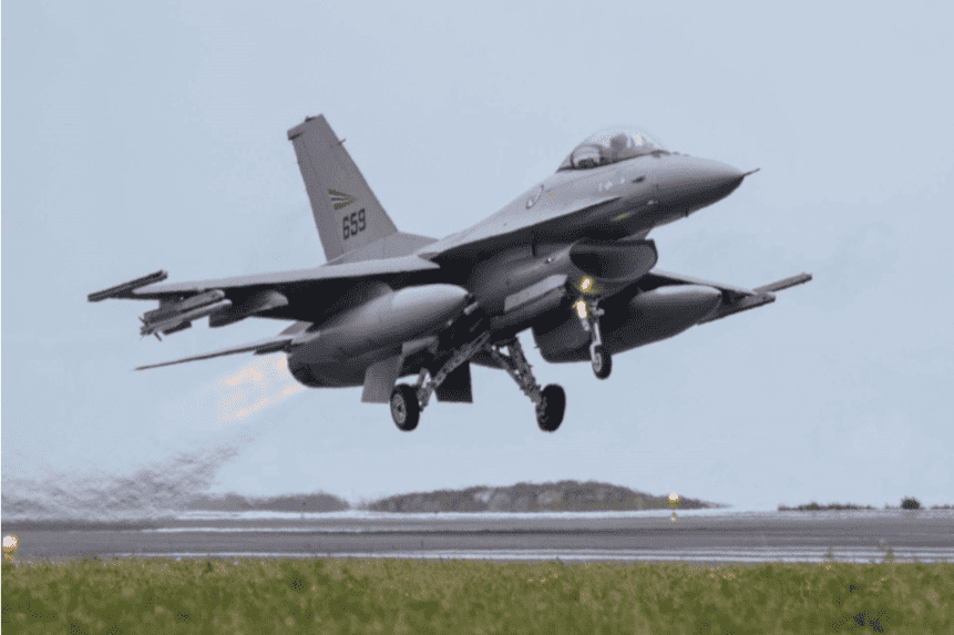 ノルウェー空軍の F-16 戦闘機が離陸します。