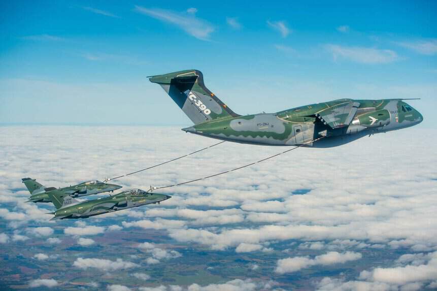 KC-390 reabastecendo um par de caças-bombardeiros A-1 AMX. Foto: Claudio Capucho - Embraer.