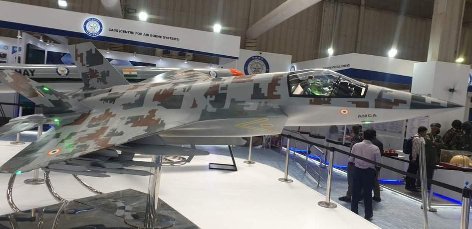 Modelo do HAL AMCA no Aero India 2021. Governo indiano aprovou desenvolvimento de seu novo caça stealth.