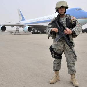 Militar da USAF guardando o Força Aérea Um. Foto: Amanda Currier/USAF.