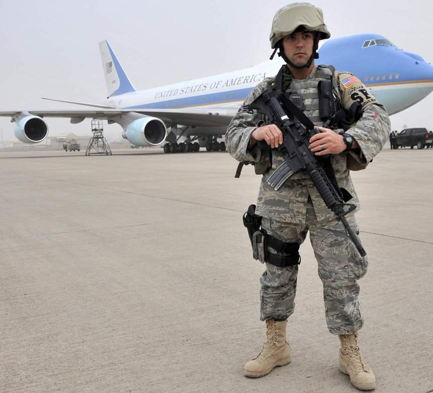 Militar da USAF guardando o Força Aérea Um. Foto: Amanda Currier/USAF.