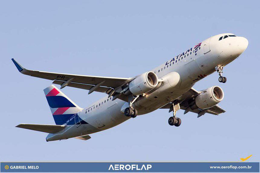 LATAM Brésil Airbus A320 Agents de bord