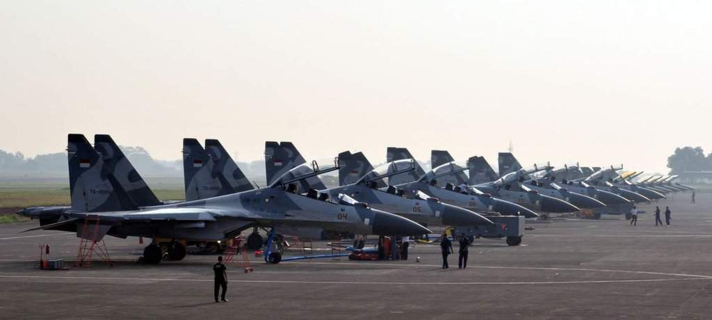 Caças Su-230MK2, Su-27SKM e F-16 Fighting Falcon da Força Aérea Indonésia