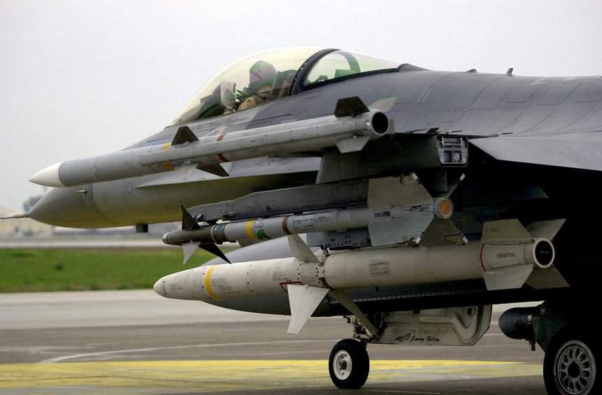 Eine F-16C mit AIM-120C AMRAAM (Flügelspitze), AIM-9M Sidewinder (äußerer Teil des Flügels) und AGM-88B (innerster) Raketen. Der Kleiderbügel des AIM-9 trägt den ALE-50-Köder. Foto: Kevin J. Gruenwald/USAF.