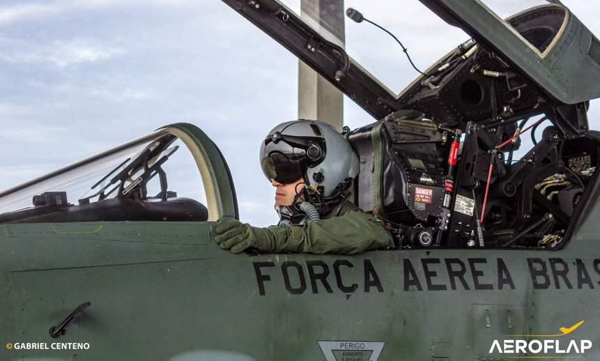 Piloto de F-5EM da FAB usando um capacete DASH IV. Equipamento possui display integrado, permitindo a pontaria de mísseis e bombas. Foto: Gabriel Centeno.