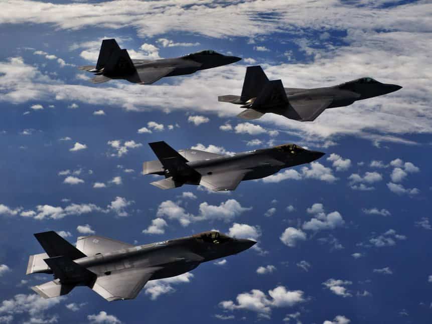 Caças F-35 Lightning II e F-22A Raptor. Foto: USAF.