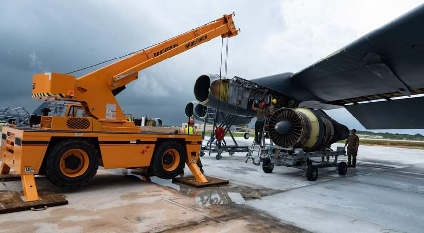 Militares realizam trabalhos de manutenção nos motores de um B-52H durante um desdobramento da Força-Tarefa de Bombardeiros. Foto: Senior Airman Jovante Johnson/USAF.