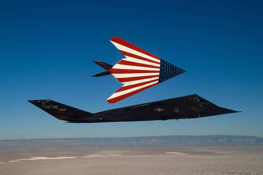 Durante seus últimos anos de serviço, a bandeira dos EUA foi pintada na fuselagem de um dos F-117. Foto: Senior Master Sgt. Kim Frey/USAF.