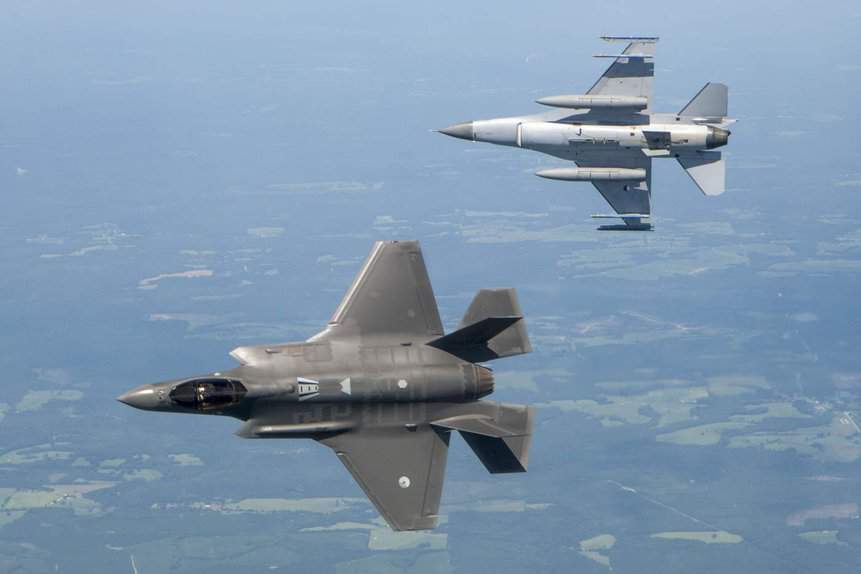 Caças F-35A e F-16A da Força Aérea Real Holandesa (RNLAF - KLu). Foto: Ministério da Defesa da Holanda.