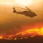 Feito para atuar na guerra, Black Hawk foi adaptado pelos bombeiros de Los Angeles para voar no combate aos incêndios florestais, tornando-se o Firehawk. Foto: Bernard Deyo via Lockheed Martin.