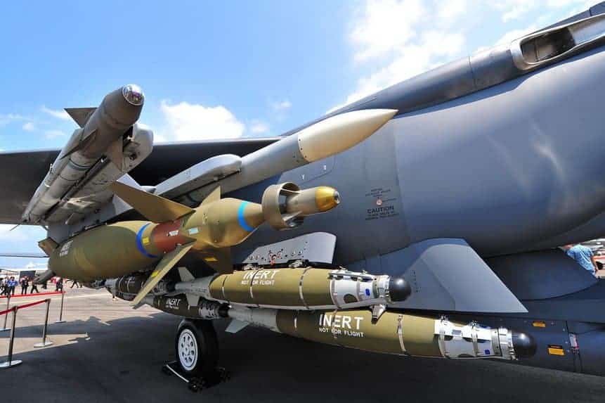 Bombas GBU-54 Laser JDAM, GBU-10 Paveway II e mísseis Ar-Ar AIM-9X Sidewinder e AIM-120C AMRAAM montados em um F-15SG Strike Eagle da Força Aérea de Singapura. Imagem via Defense Studies.