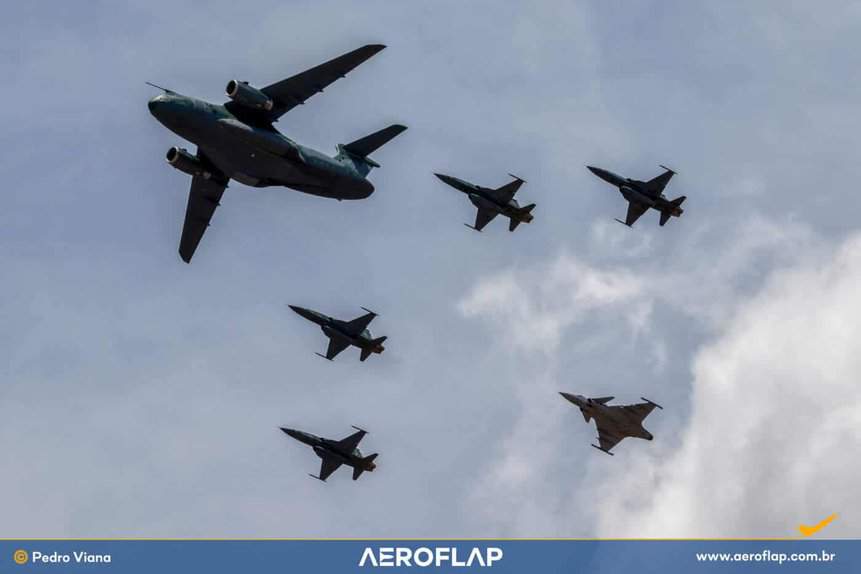 KC-390, Gripen e F-5EM voam juntos durante a solenidade do Dia do Aviador em Brasília.