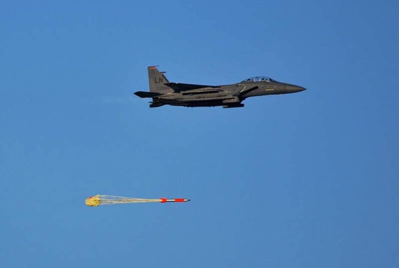Versão de testes da bomba nuclear tática B61 lançada por um caça-bombardeiro F-15E Strike Eagle da Força Aérea dos EUA