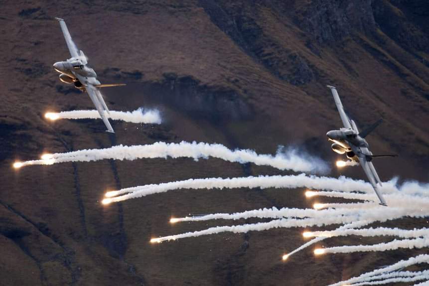 Caças F/A-18 Hornet da Força Aérea Suíça no show aéreo AXALP 2012