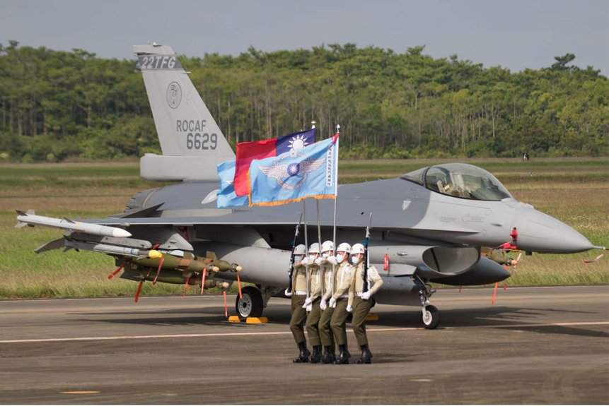 F-16V com bombas GBU-12 e mísseis AIM-9X e AIM-120C. Foto: Tsungfang Tsai via Scramble Magazine.