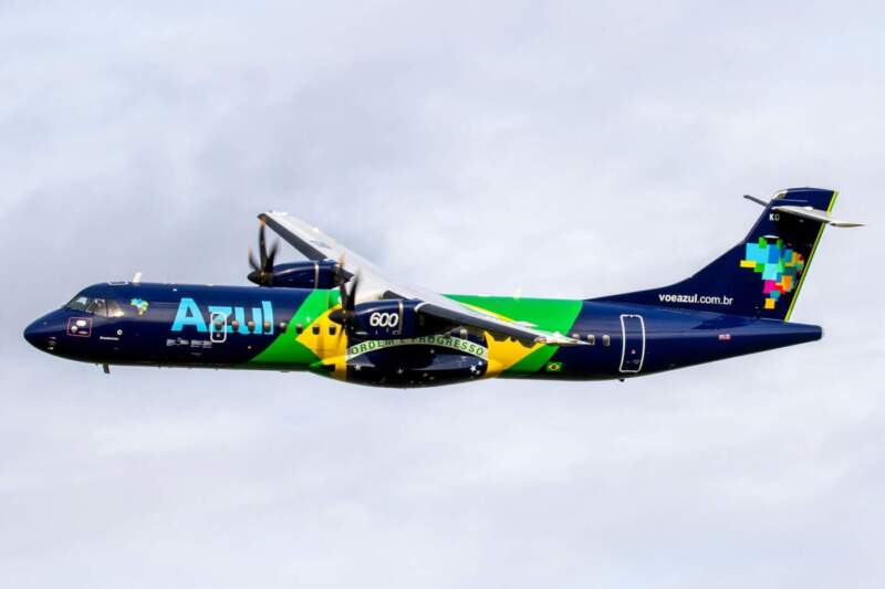 Azul ATR 72-600 Bandeira do Brasil Ucrânia avião velho passageiros turboélice