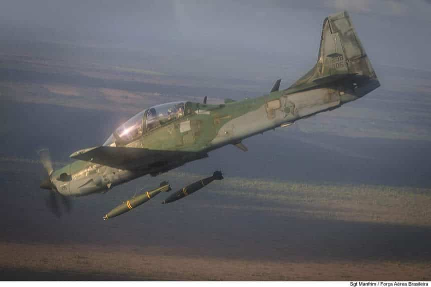 A-29B Super Tucano from Joker Squadron dropping BAFG-230 bombs. Photo: Sgt. Manfrim/FAB.