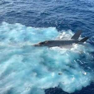Imagem mostra F-35C da Marinha dos EUA após acidente no Mar da China Meridional.