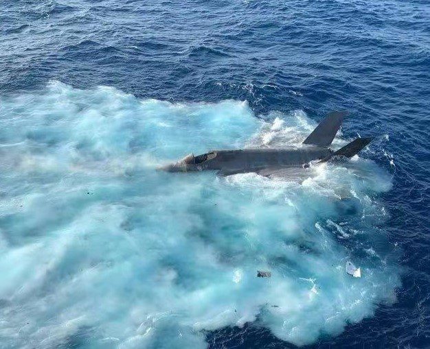 L'image montre un F-35C de l'US Navy après un crash en mer de Chine méridionale.
