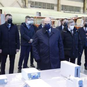 Primeiro-ministro da Rússia visita fábrica