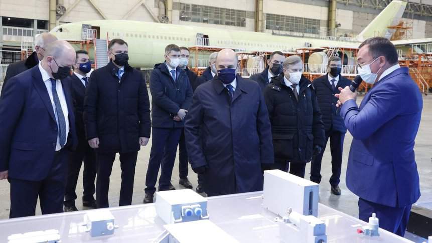 Primeiro-ministro da Rússia visita fábrica