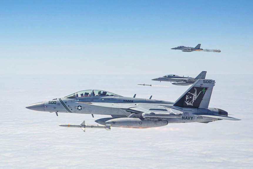 Drei EA-18G-Jets der Staffel VAQ-209 Star Warriors feuern gleichzeitig AGM-88B HARM-Raketen ab. Foto: N. Jordan/US Navy.