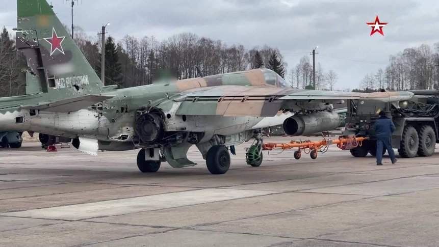 Su-25 russo com danos após ser atingido por um míssil terra-ar durante a Guerra na Ucrânia.
