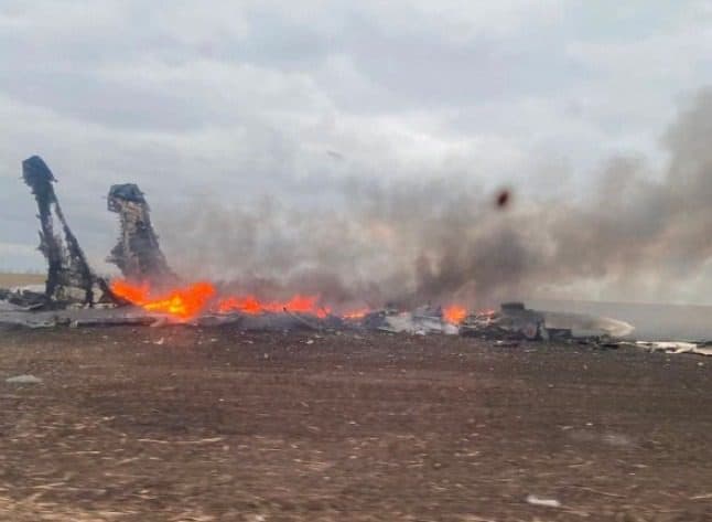 Destroços de Su-30 que caiu em um campo na Ucrânia Foto: Autor desconhecido