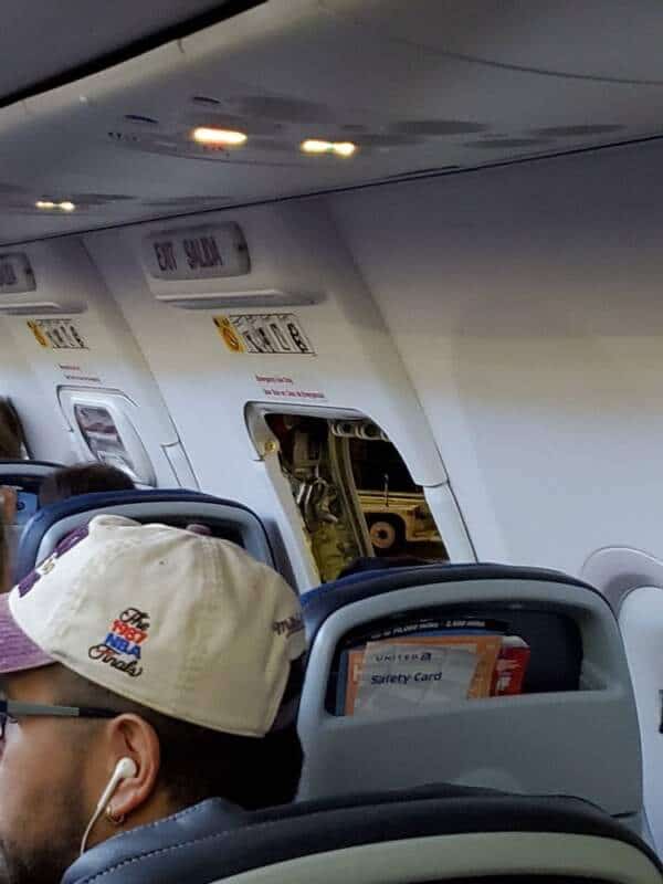 Passageiro pula na asa em voo da United