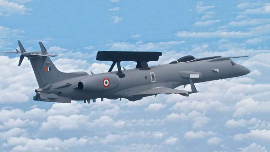 ERJ-145 NETRA da Força Aérea Indiana. A aeronave é similar ao E-99 da FAB, mas com uma série de instrumentos desenvolvidos na Índia, incluindo o radar montado no dorso da fuselagem. Foto: IAF.