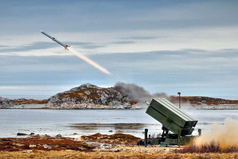 Sistema antiaéreo NASAMS disparando um míssil AMRAAM