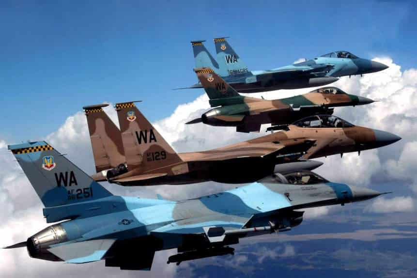 Caças F-15 e F-16 da Força Aérea dos EUA, ostentando pinturas inspiradas nas usadas por caças da Rússia. Foto: Master Sgt. Kevin J. Gruenwald/USAF.