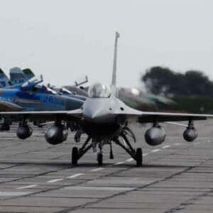 Caça F-16 da Força Aérea dos EUA durante exercício na Ucrânia