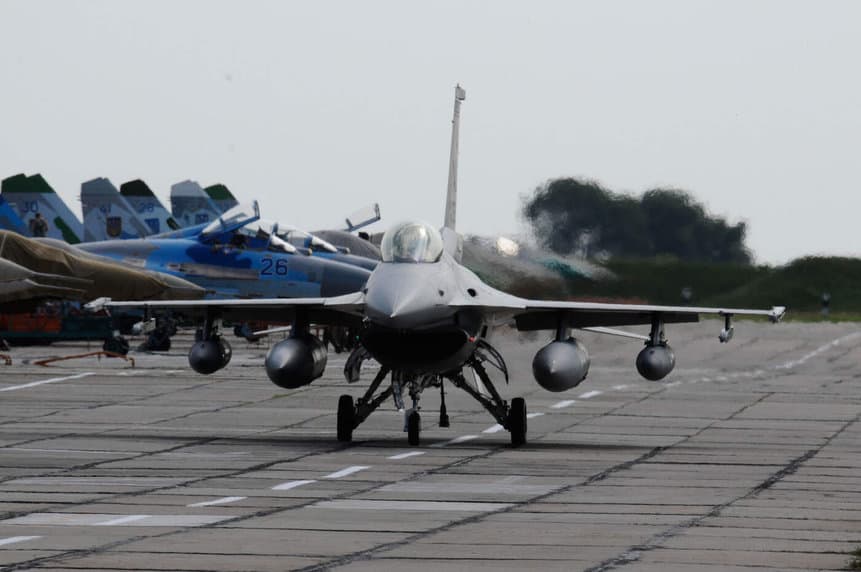 Caça F-16 da Força Aérea dos EUA durante exercício na Ucrânia