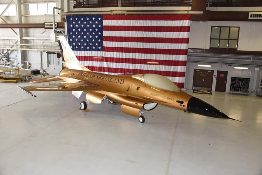 F-16 dourado EUA Iowa Pintura