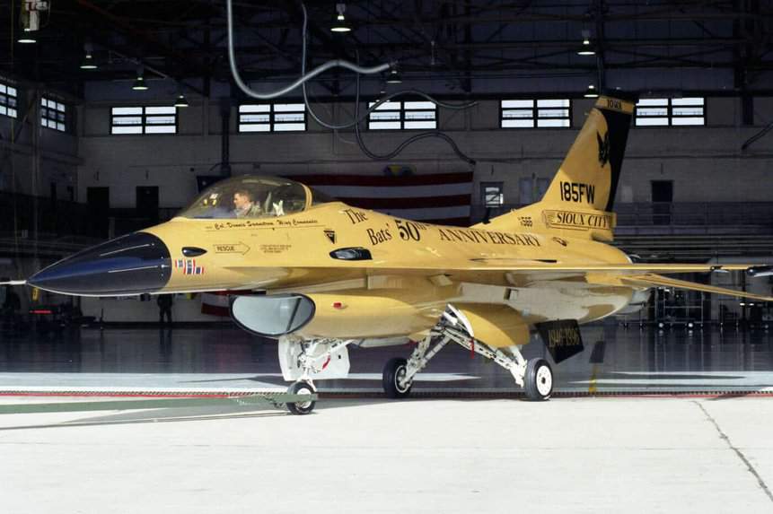F-16 pintura dourada 1996