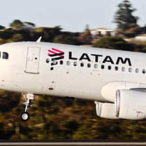 LATAM oferta Brasil Chile Florianópolis Curitiba voos Petrolina Comissários manuais impressos