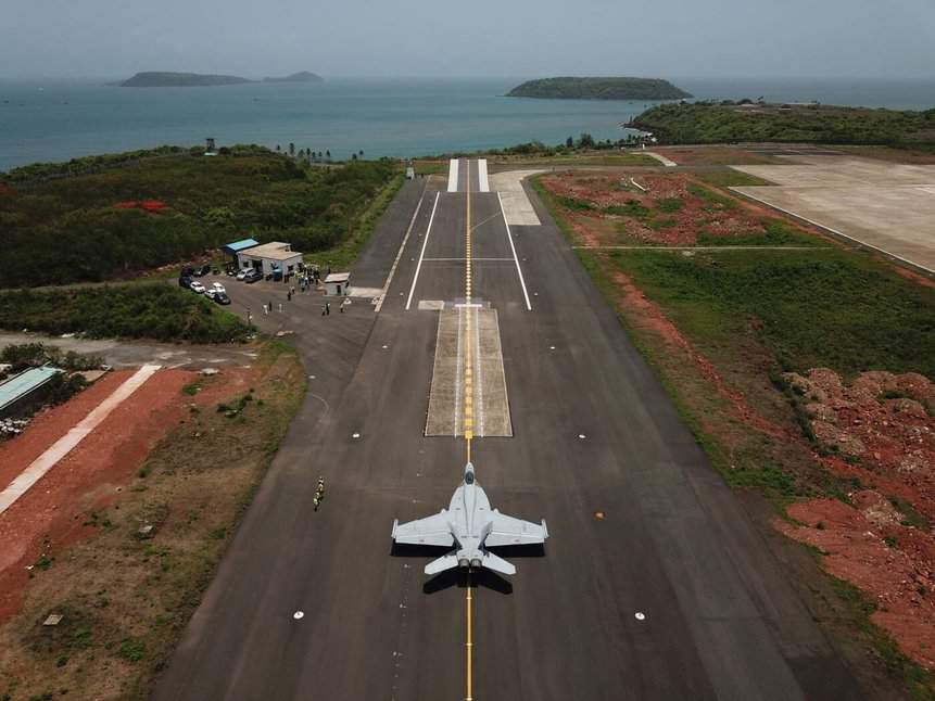 F/A-18 Super Hornet Boeing durante os testes em Goa, na Índia. Modelo disputa contrato da Marinha Indiana com o Dassault Rafale M. Foto: Boeing.