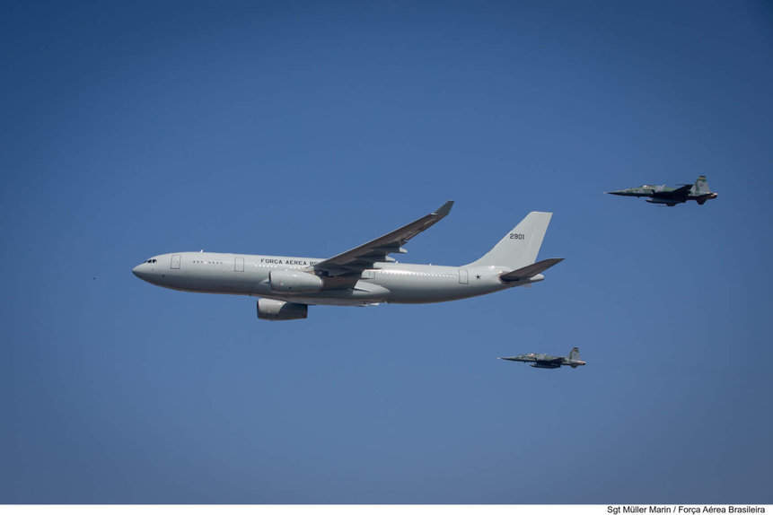 Airbus A330 (KC-30) da FAB é escoltado por caças F-5EM. Contrato de conversão dos A330 da FAB será assinado ainda em 2023.
