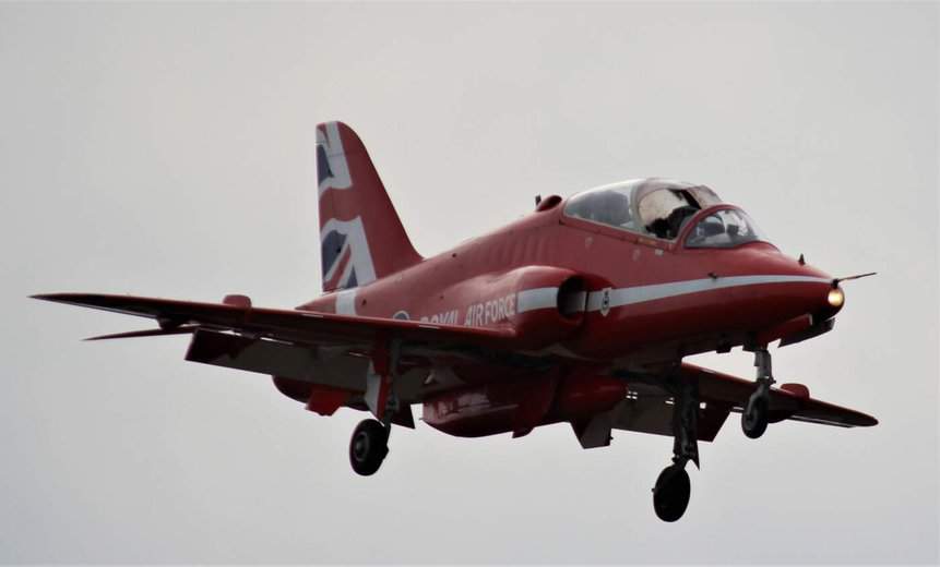 Bird strike colisão pássaro Red Arrows RAF Hawk para-brisa