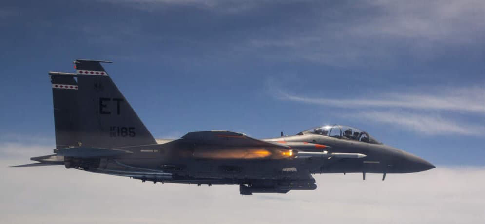 F-15 Strike Eagle disparando míssil AIM-120 AMRAAM EUA