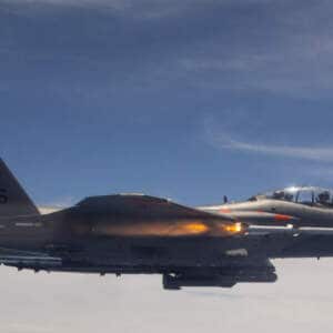 F-15 Strike Eagle disparando míssil AIM-120 AMRAAM EUA