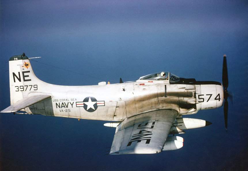A-1 Skyraider Vietnã VA-25 